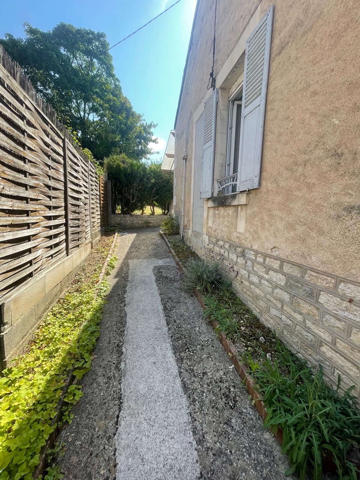 BOURGES QUARTIER SERAUCOURT – Agréable maison rénovée avec terrasse et jardin