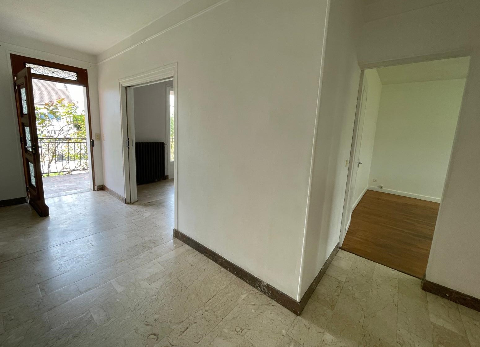 Maison sur sous-sol offrant env. 88m² habitables avec agréable jardin