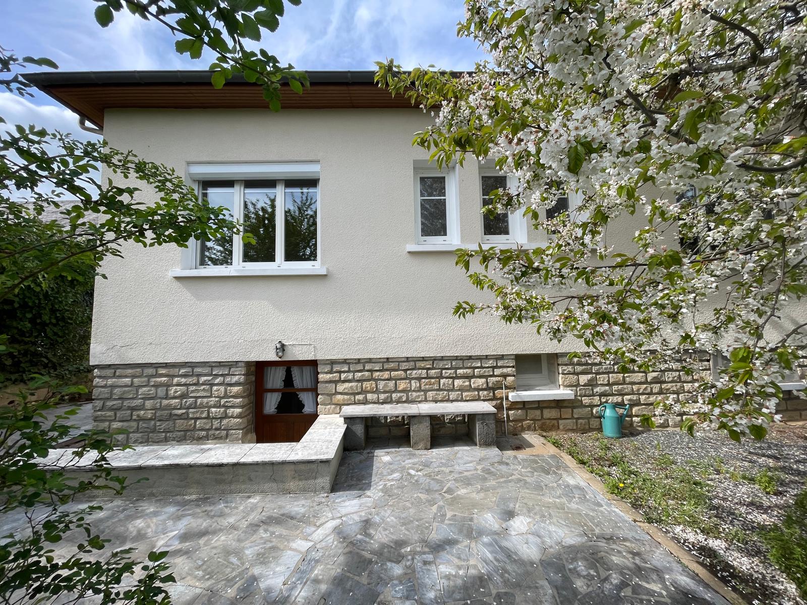 Maison sur sous-sol offrant env. 88m² habitables avec agréable jardin