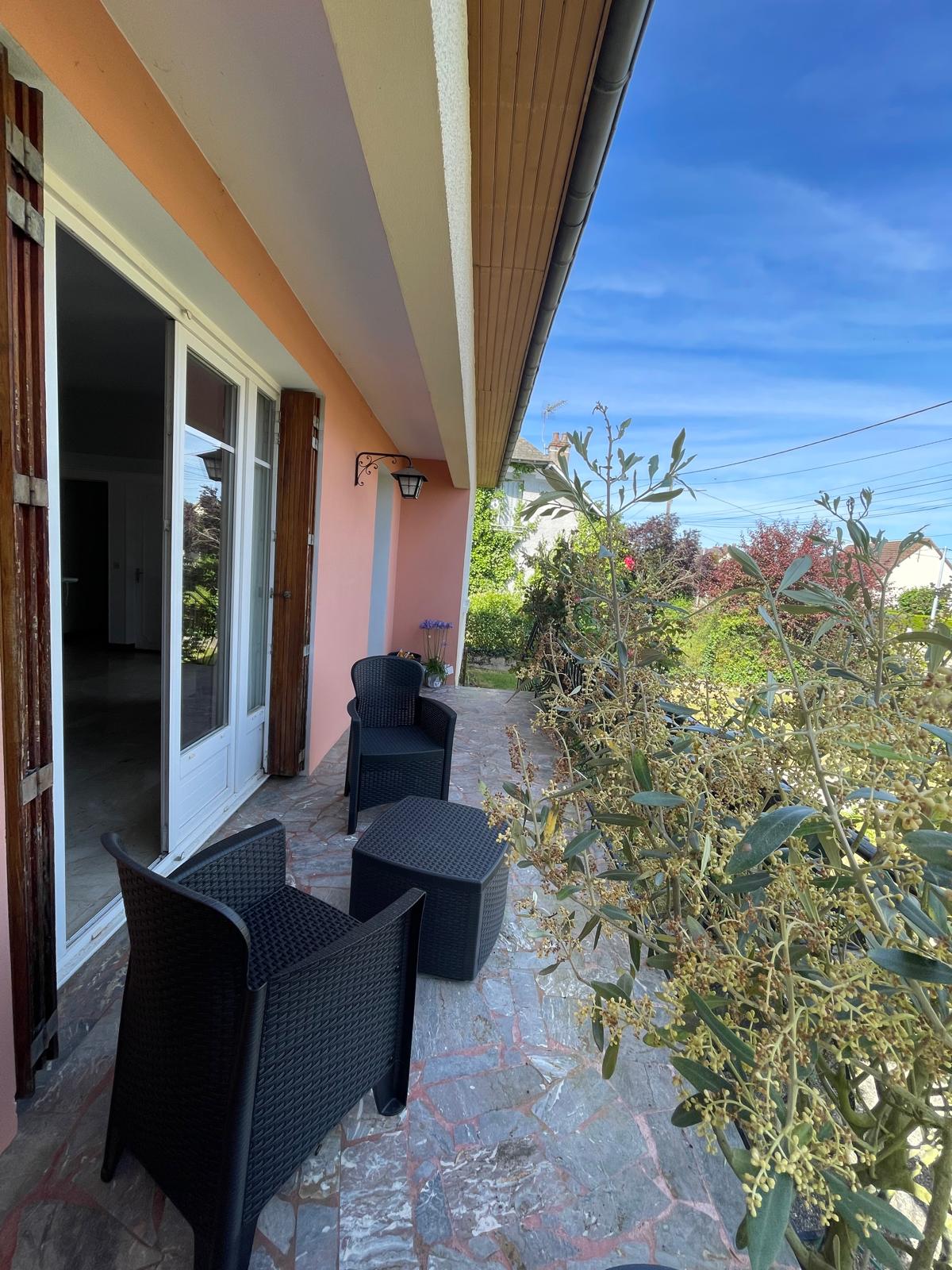 Maison sur sous-sol offrant env. 88m² habitables avec agréable jardin