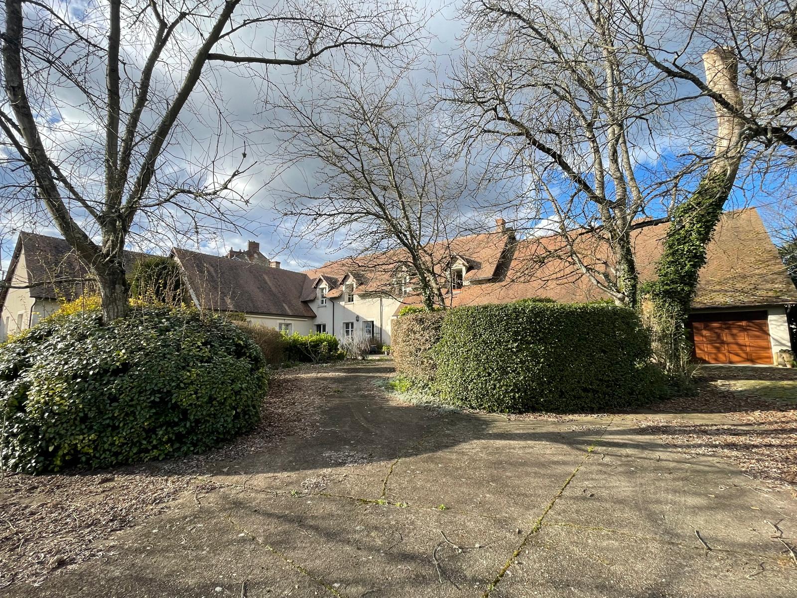 Belle propriété de Famille offrant 400m² habitables avec dépendances et garage sur 1ha2 de parc arboré