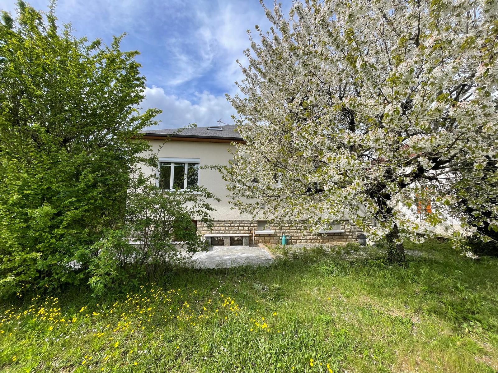 Maison sur sous-sol offrant env. 88m² habitables avec agréable jardin