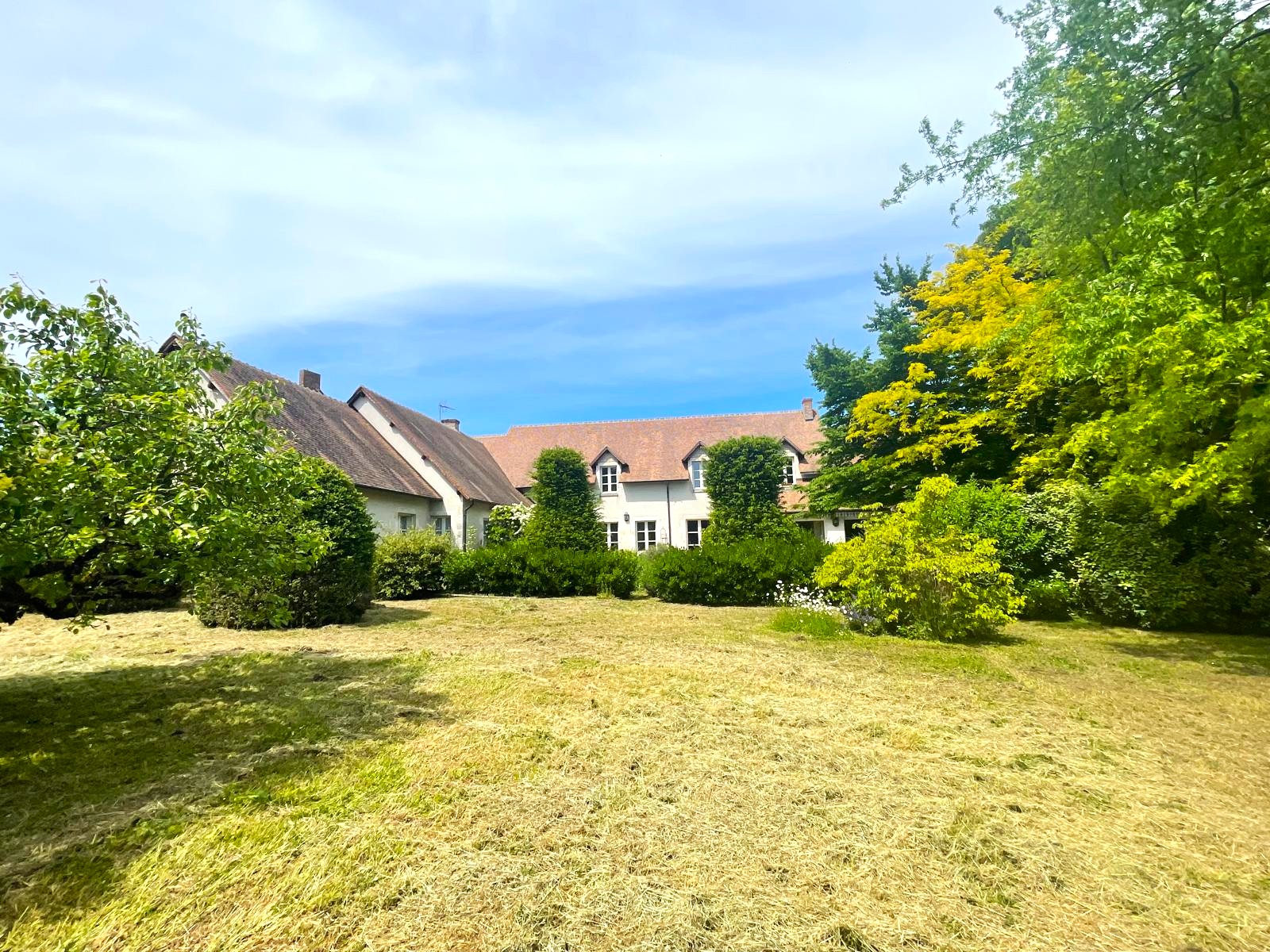 Belle propriété de Famille offrant 400m² habitables avec dépendances et garage sur 1ha2 de parc arboré