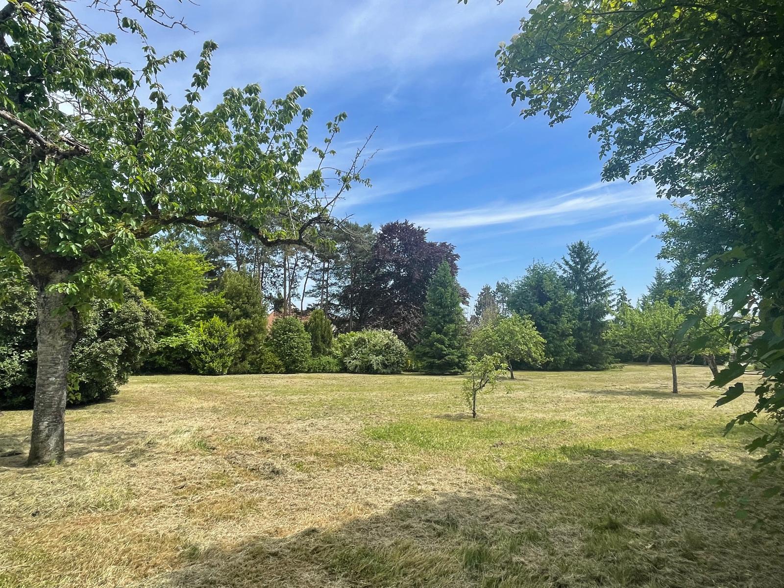 Belle propriété de Famille offrant 400m² habitables avec dépendances et garage sur 1ha2 de parc arboré