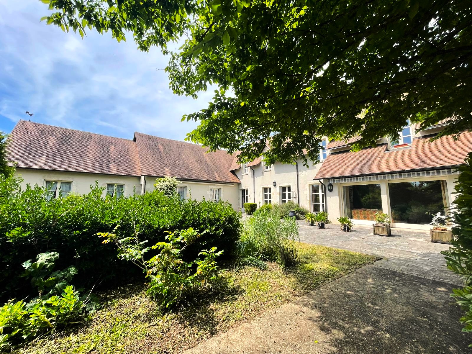 Belle propriété de Famille offrant 400m² habitables avec dépendances et garage sur 1ha2 de parc arboré - Image principale