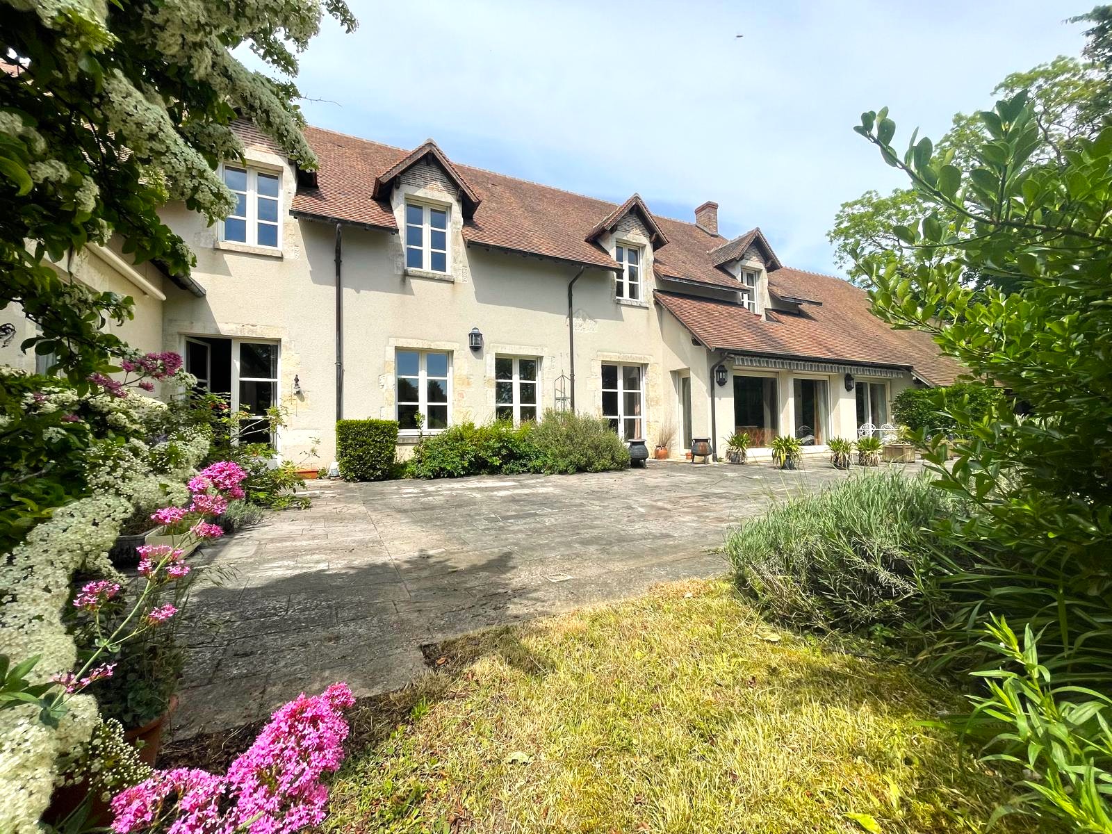 Belle propriété de Famille offrant 400m² habitables avec dépendances et garage sur 1ha2 de parc arboré
