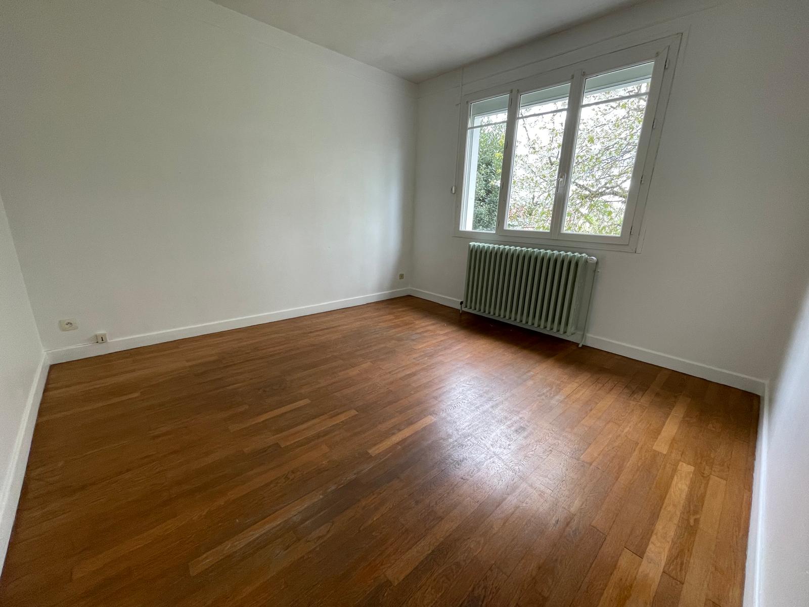 Maison sur sous-sol offrant env. 88m² habitables avec agréable jardin