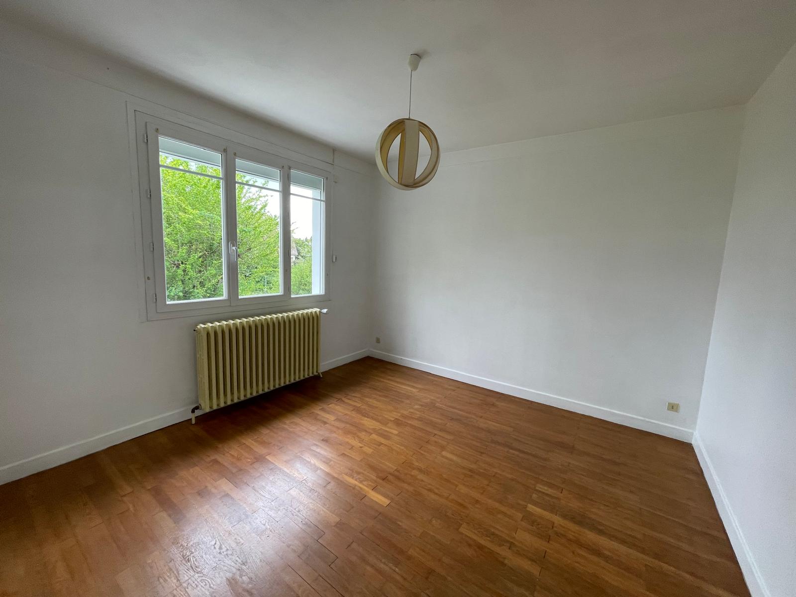 Maison sur sous-sol offrant env. 88m² habitables avec agréable jardin