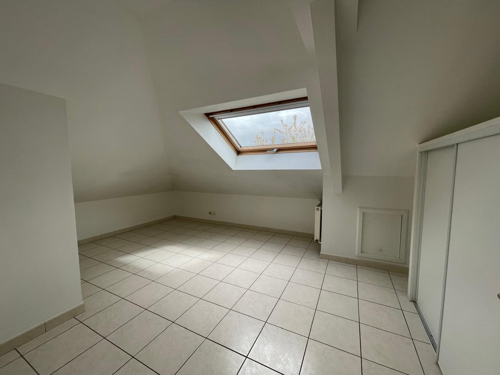 Maison sur sous-sol offrant env. 88m² habitables avec agréable jardin