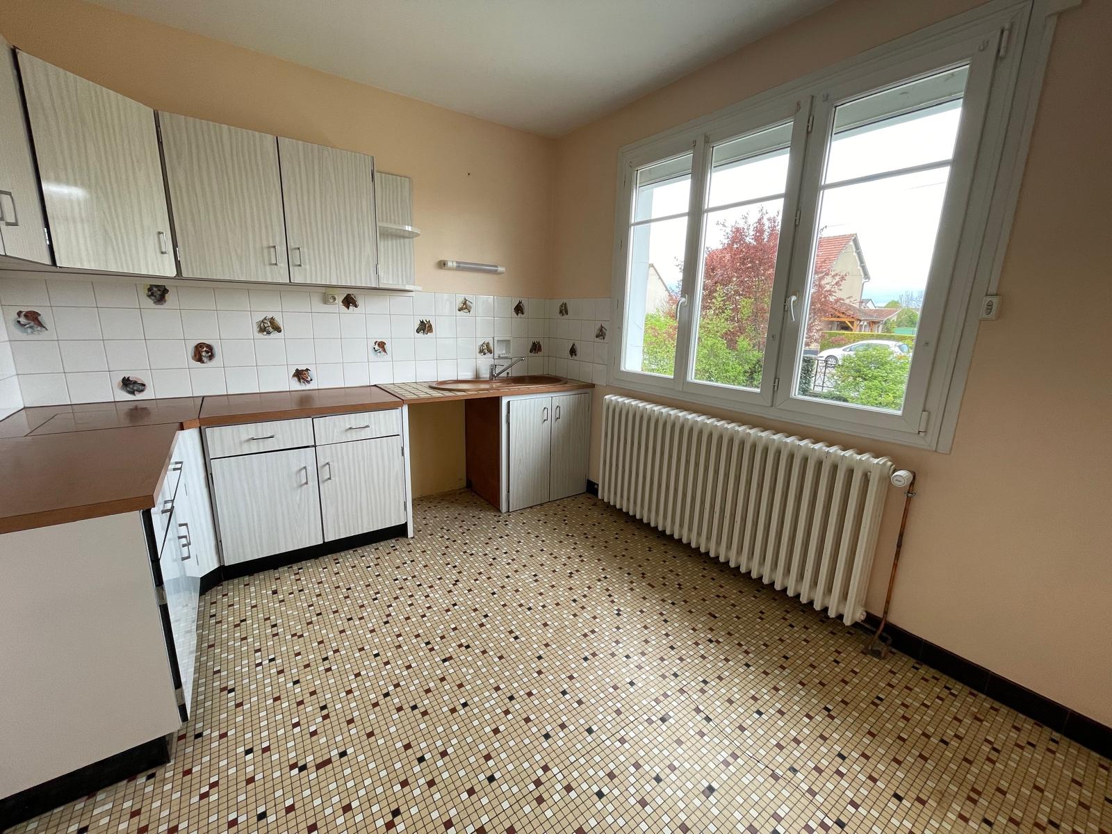 Maison sur sous-sol offrant env. 88m² habitables avec agréable jardin