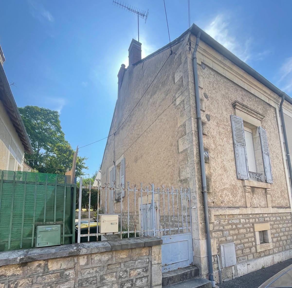 BOURGES QUARTIER SERAUCOURT – Agréable maison rénovée avec terrasse et jardin