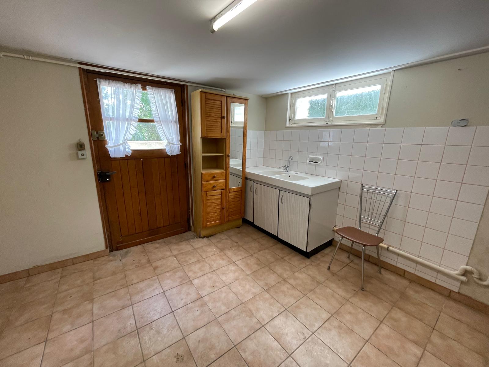 Maison sur sous-sol offrant env. 88m² habitables avec agréable jardin