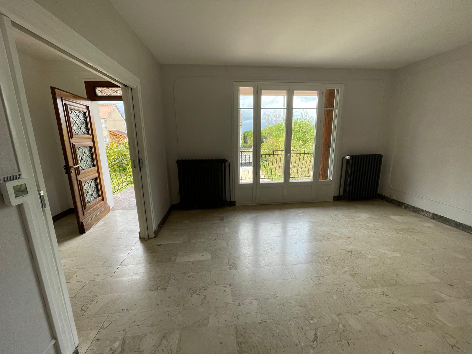 Maison sur sous-sol offrant env. 88m² habitables avec agréable jardin