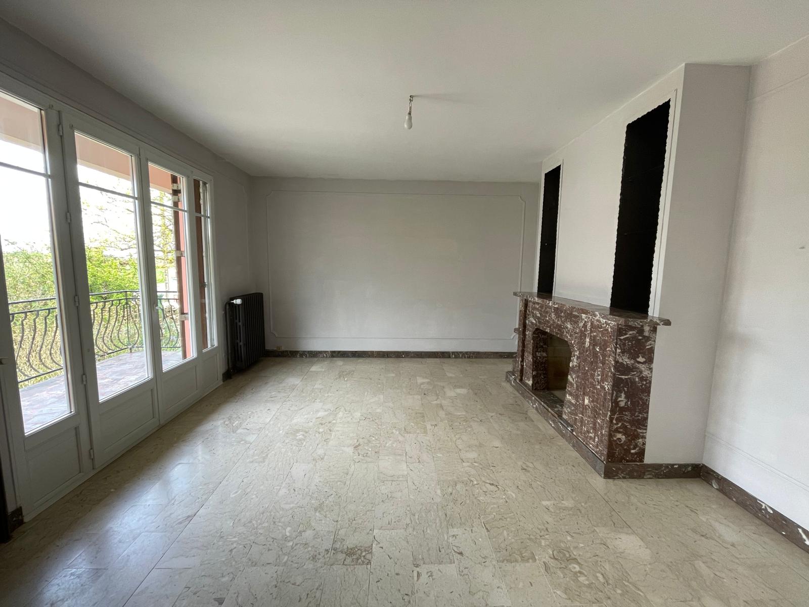 Maison sur sous-sol offrant env. 88m² habitables avec agréable jardin