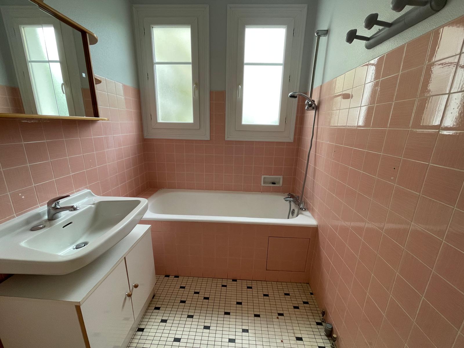 Maison sur sous-sol offrant env. 88m² habitables avec agréable jardin