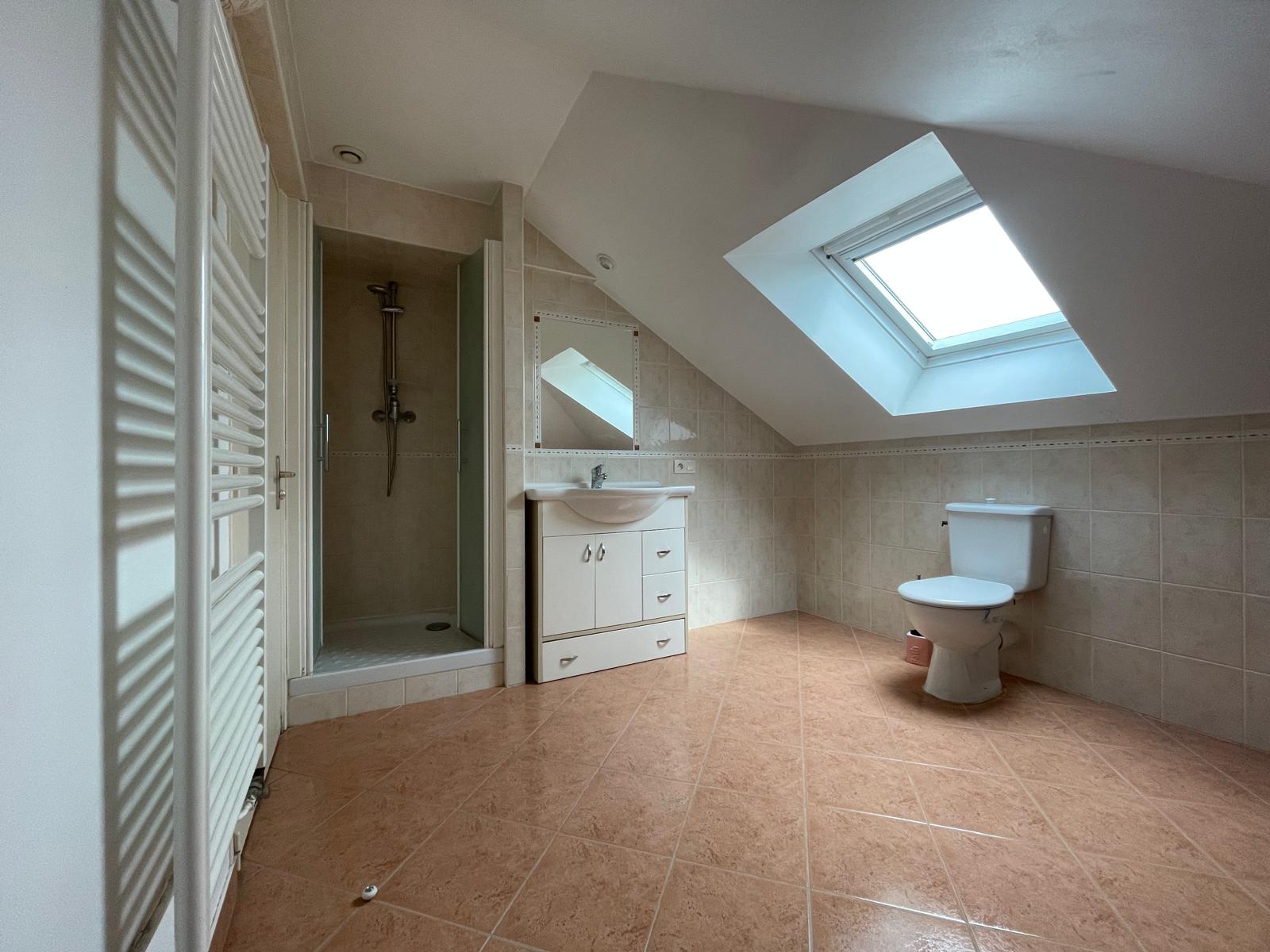 Maison sur sous-sol offrant env. 88m² habitables avec agréable jardin