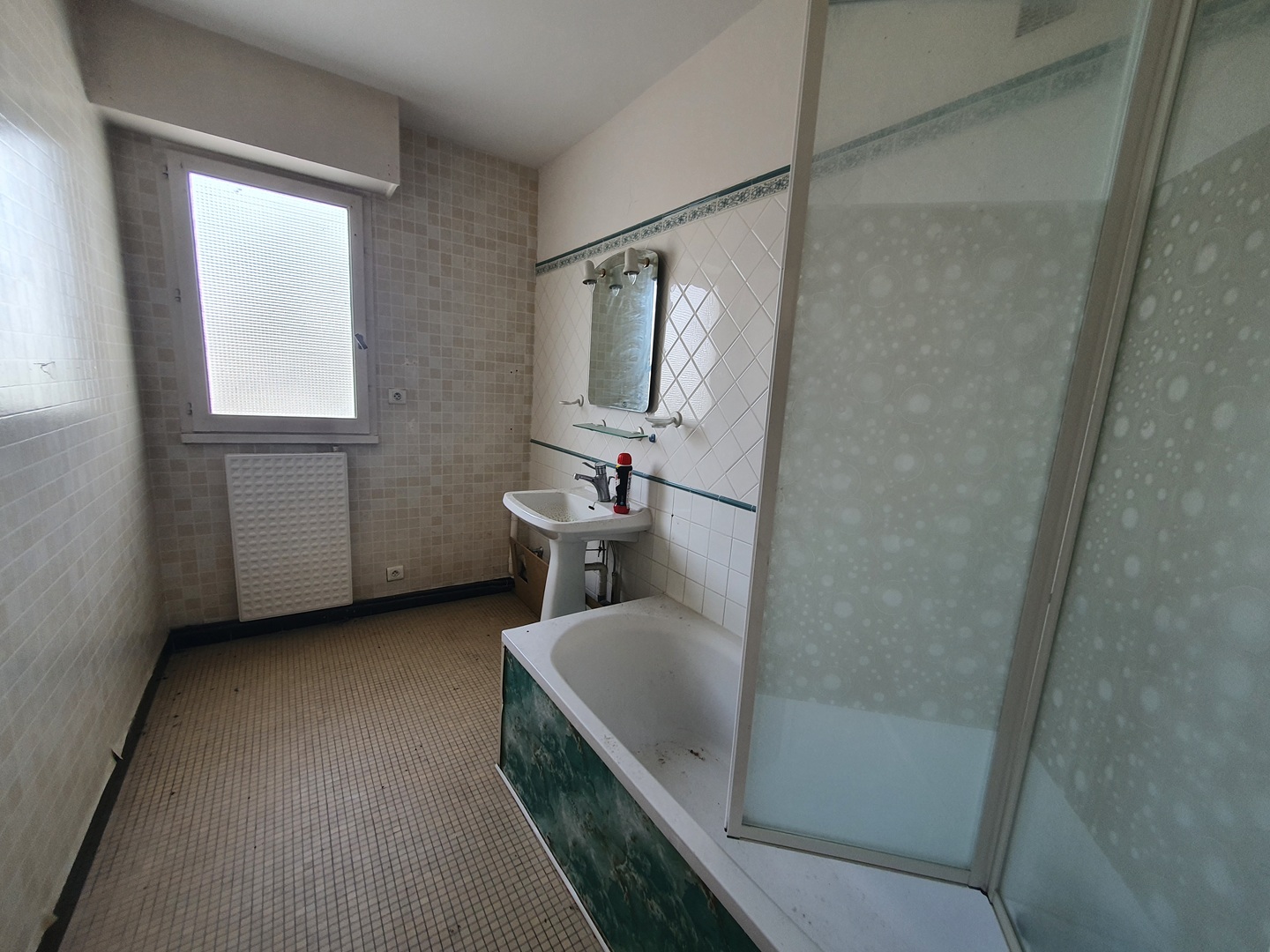 Bourges – Appartement à rénover offrant environ 67m² avec balcon