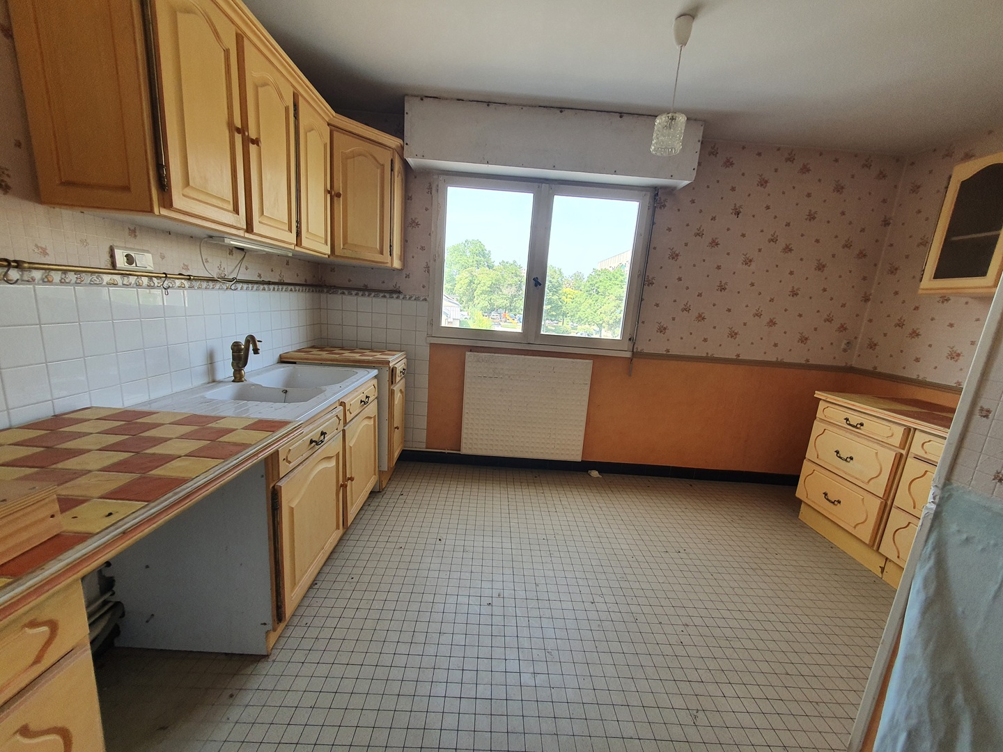 Bourges – Appartement à rénover offrant environ 67m² avec balcon