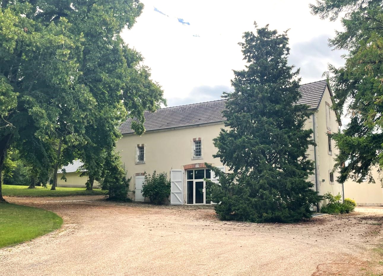 Magnifique demeure du XIXe siècle avec dépendances dans son parc de 13ha située à 12 kms de BOURGES