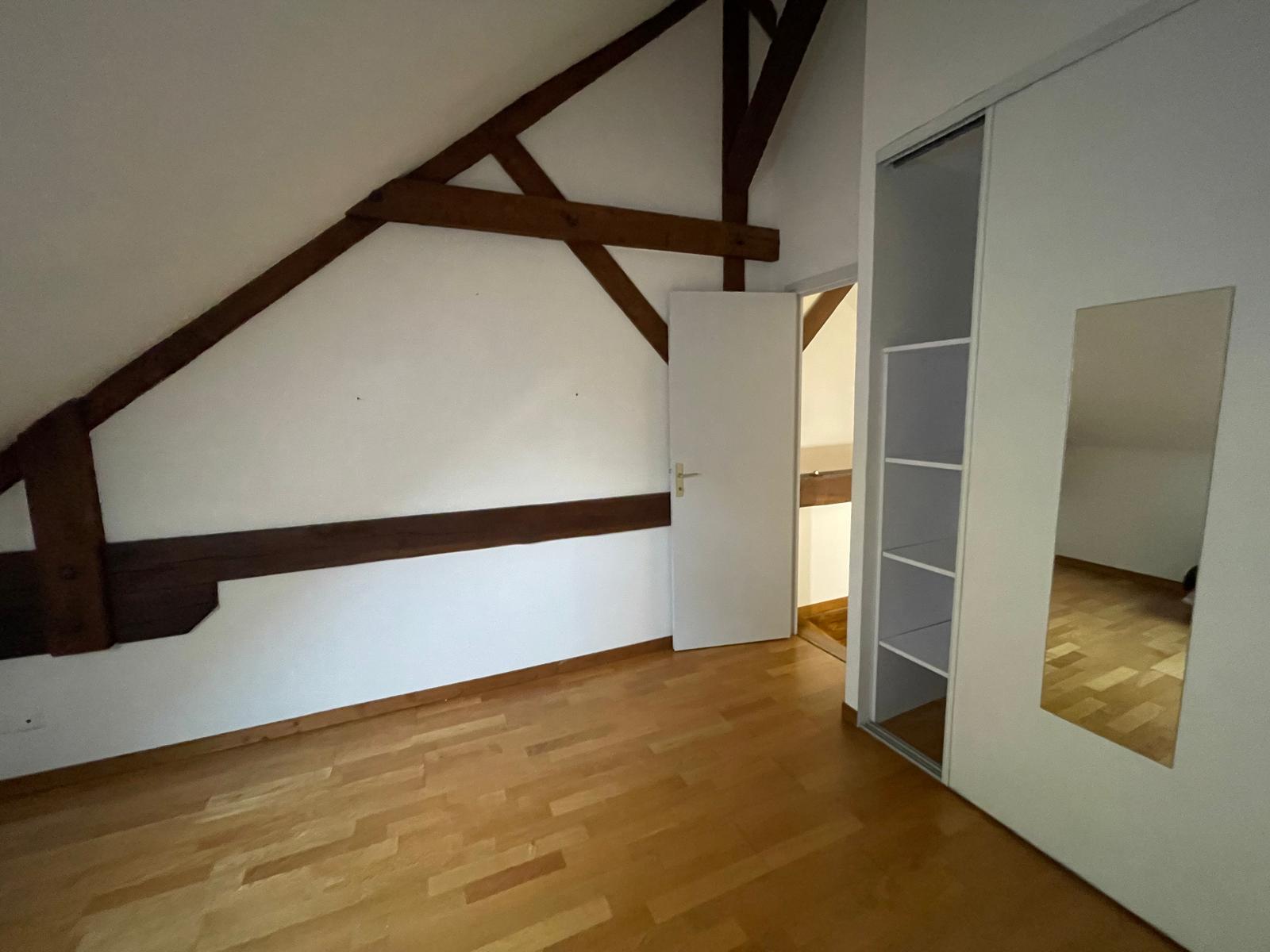 Quartier Jean Jaurès / Avaricum – Charmant appartement en duplex offrant 91m² Carrez