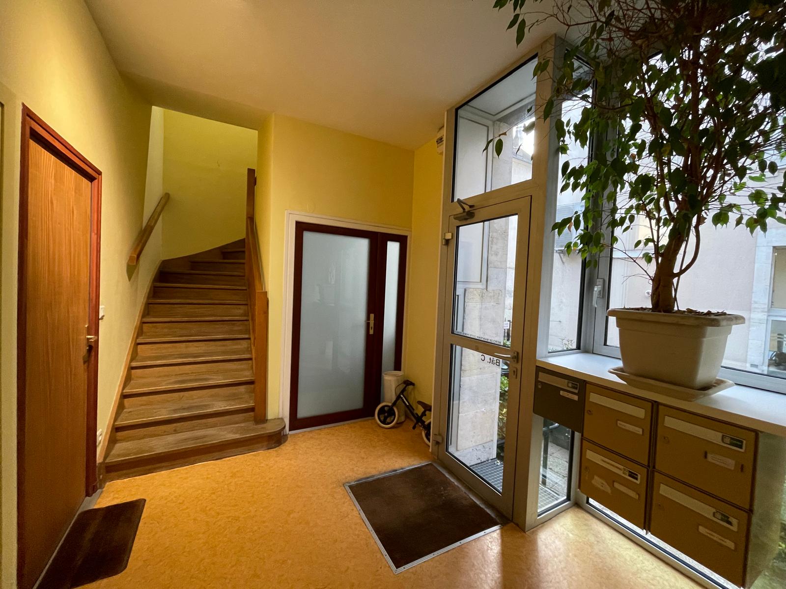 Quartier Jean Jaurès / Avaricum – Charmant appartement en duplex offrant 91m² Carrez