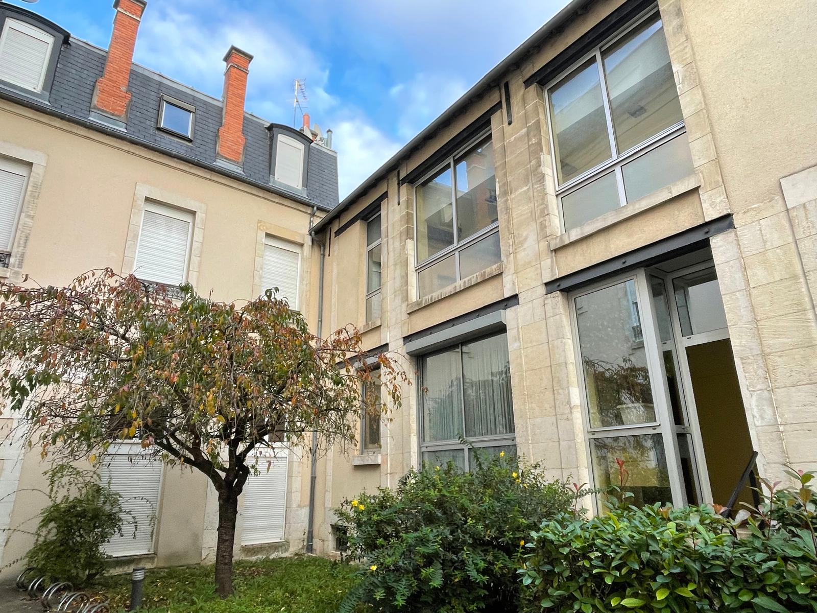 Quartier Jean Jaurès / Avaricum – Charmant appartement en duplex offrant 91m² Carrez