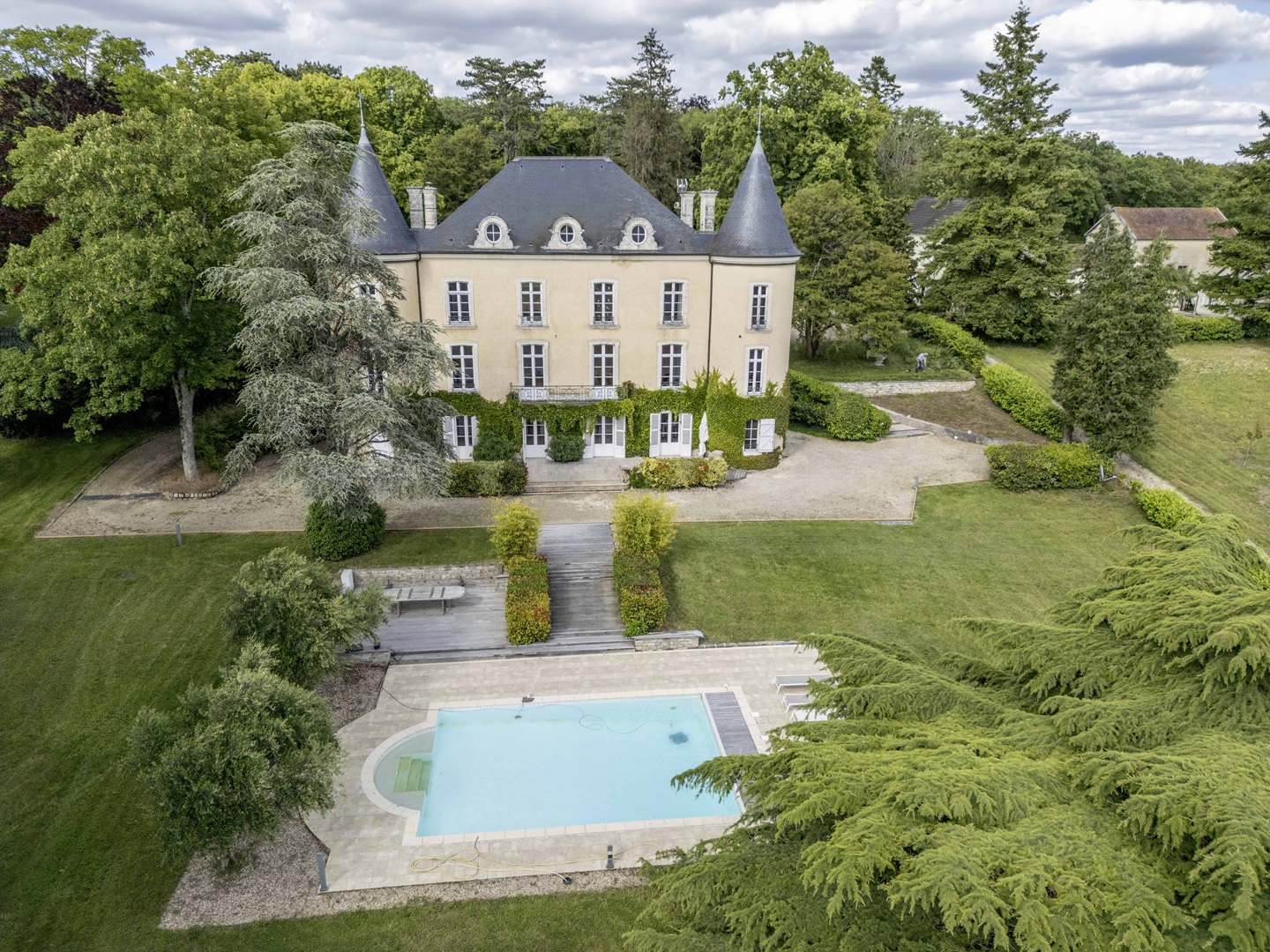 Magnifique demeure du XIXe siècle avec dépendances dans son parc de 13ha située à 12 kms de BOURGES - Image principale