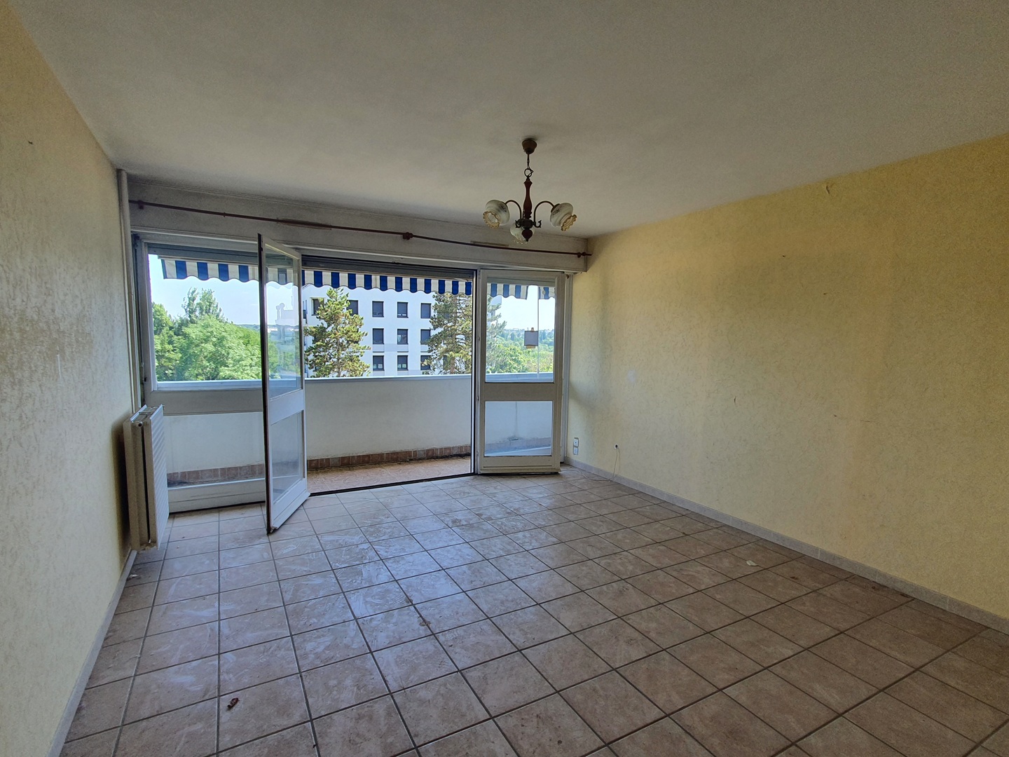 Bourges – Appartement à rénover offrant environ 67m² avec balcon