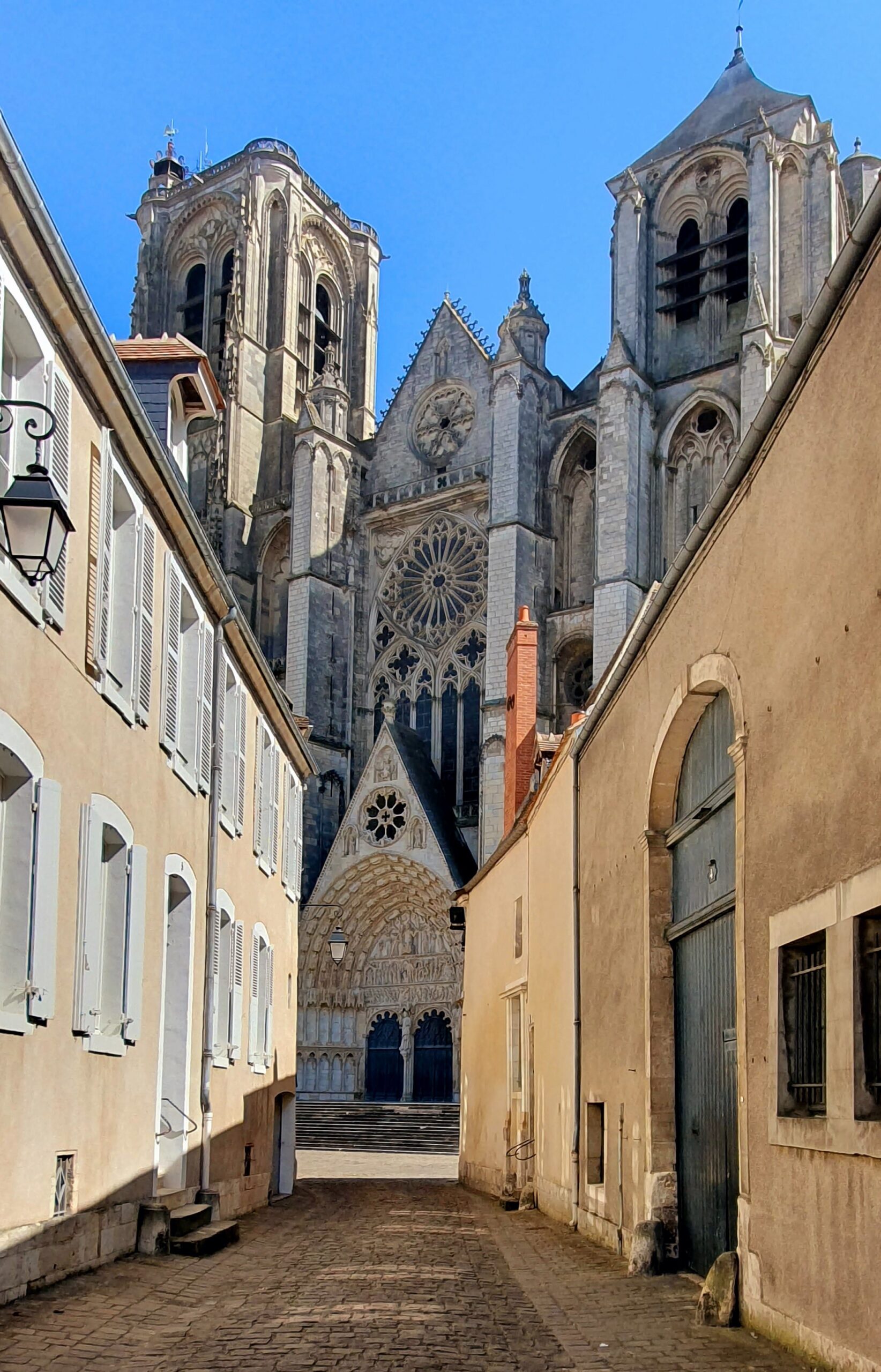 Photo de la cathédrale de Bourges vue d'une rue perpendiculaire