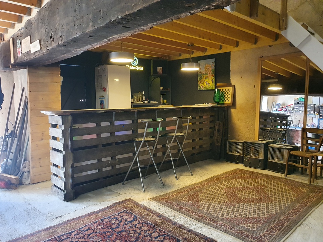 Maison de village avec beau jardin et dépendances