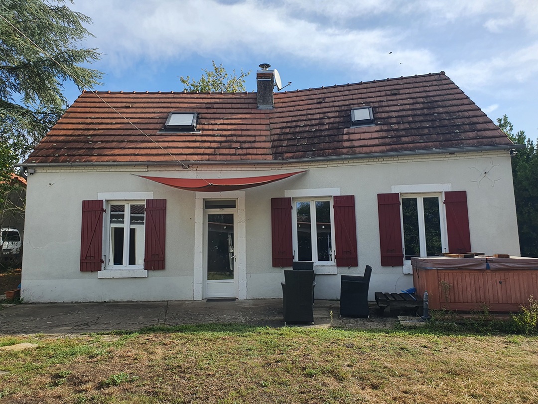 Maison de village avec beau jardin et dépendances