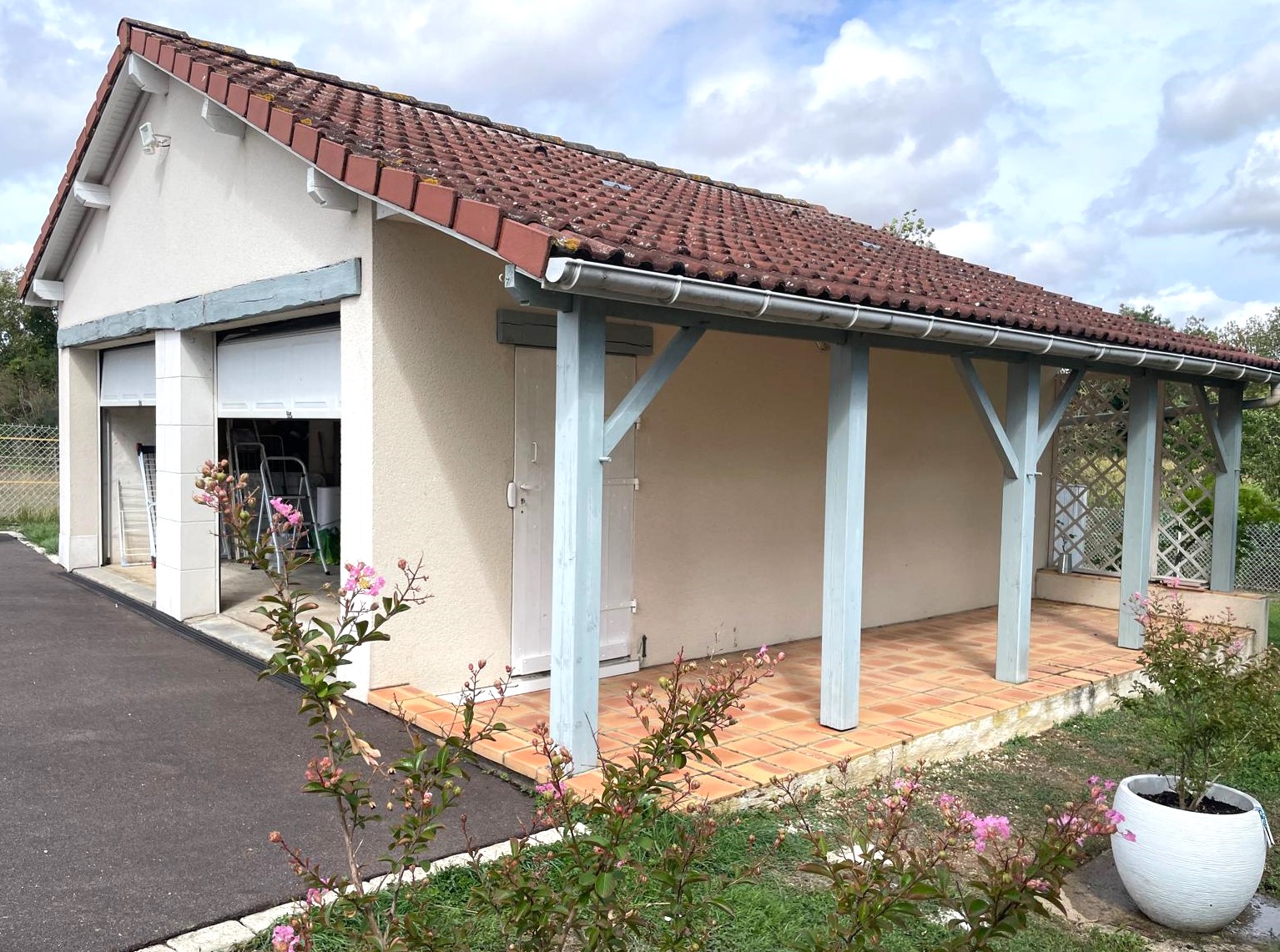 Jolie longère rénovée située dans un petit village à l’entrée de Bourges