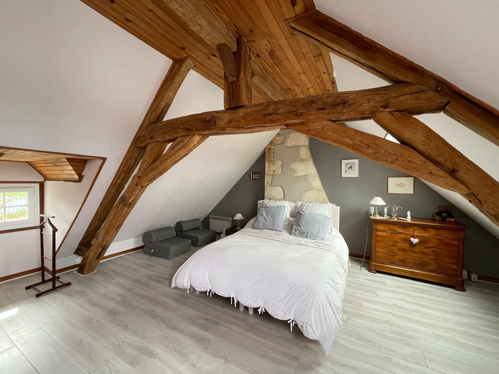 Jolie longère rénovée située dans un petit village à l’entrée de Bourges