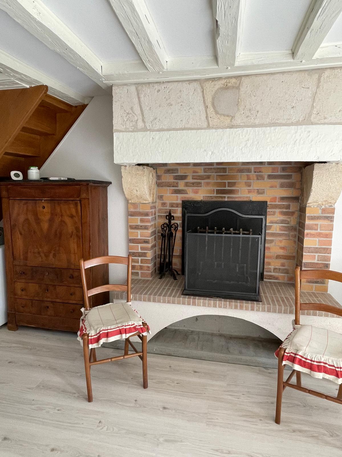 Jolie longère rénovée située dans un petit village à l’entrée de Bourges