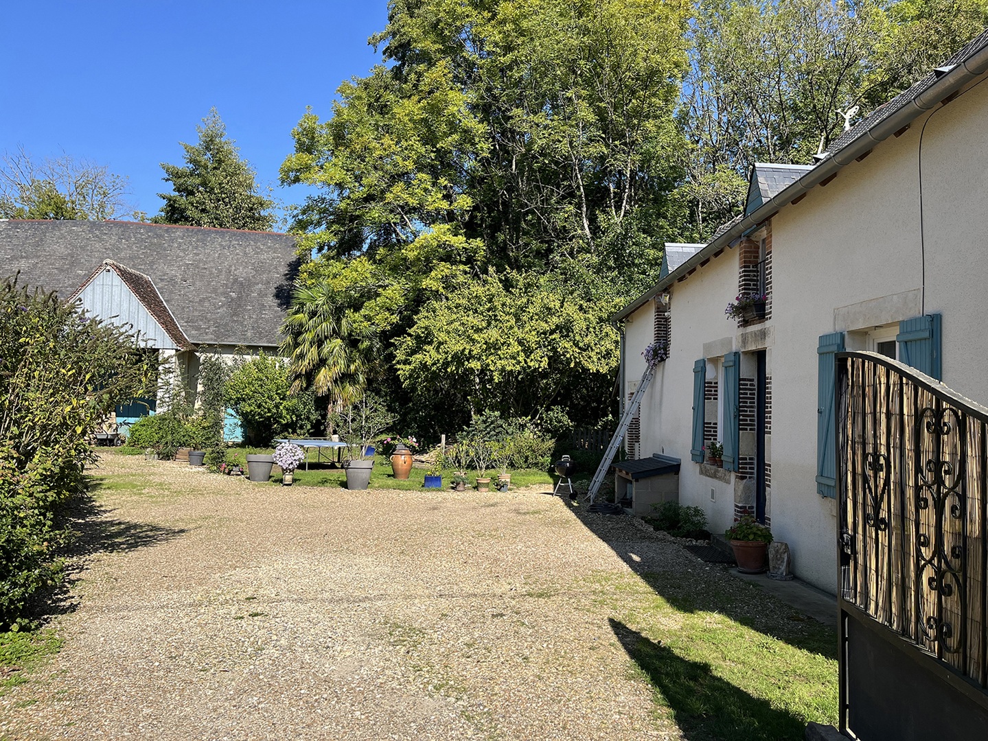 Jolie longère rénovée avec dépendances située dans un environnement bucolique à 20 minutes au Nord de BOURGES - Image principale