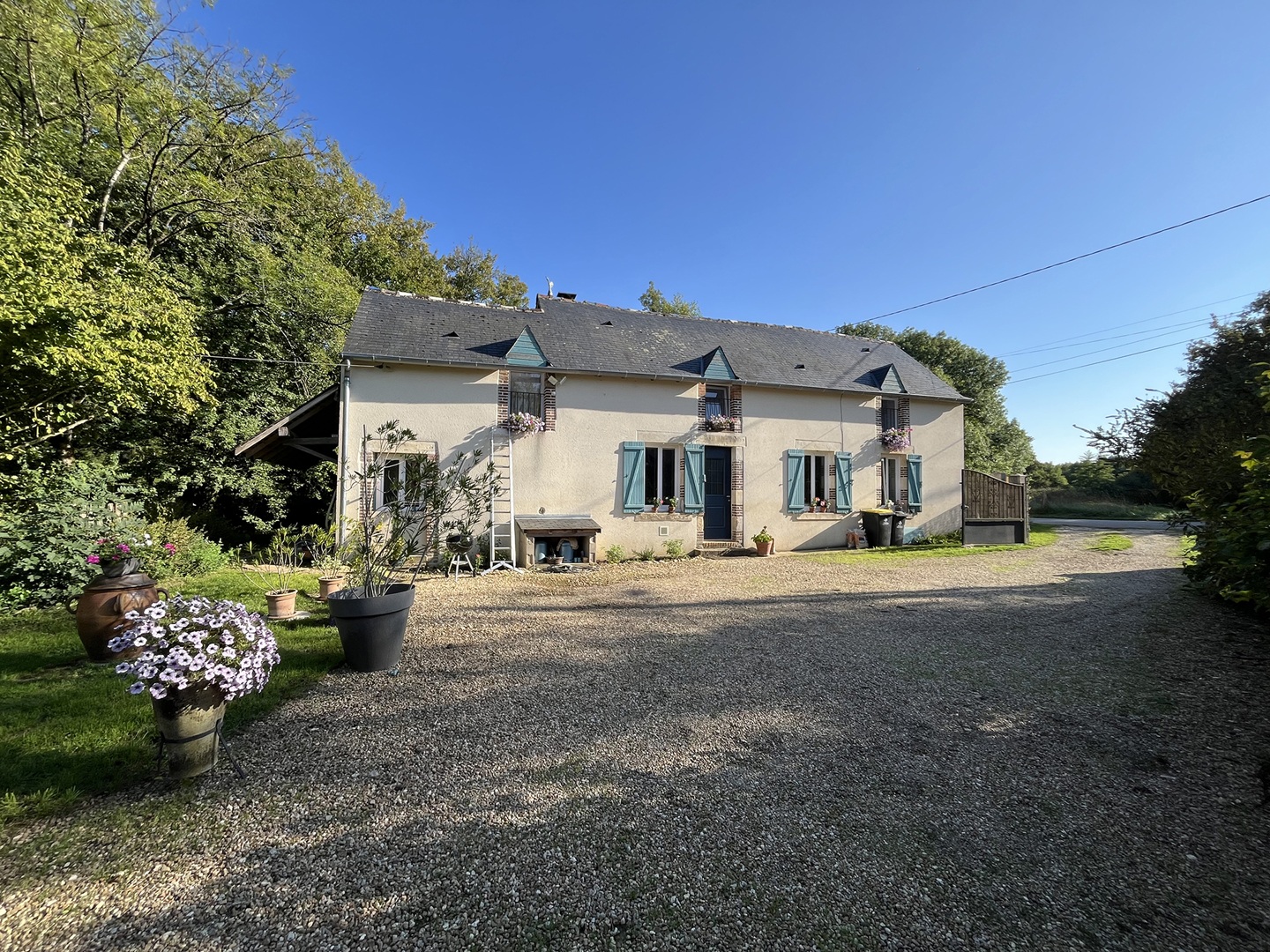 Jolie longère rénovée avec dépendances située dans un environnement bucolique à 20 minutes au Nord de BOURGES