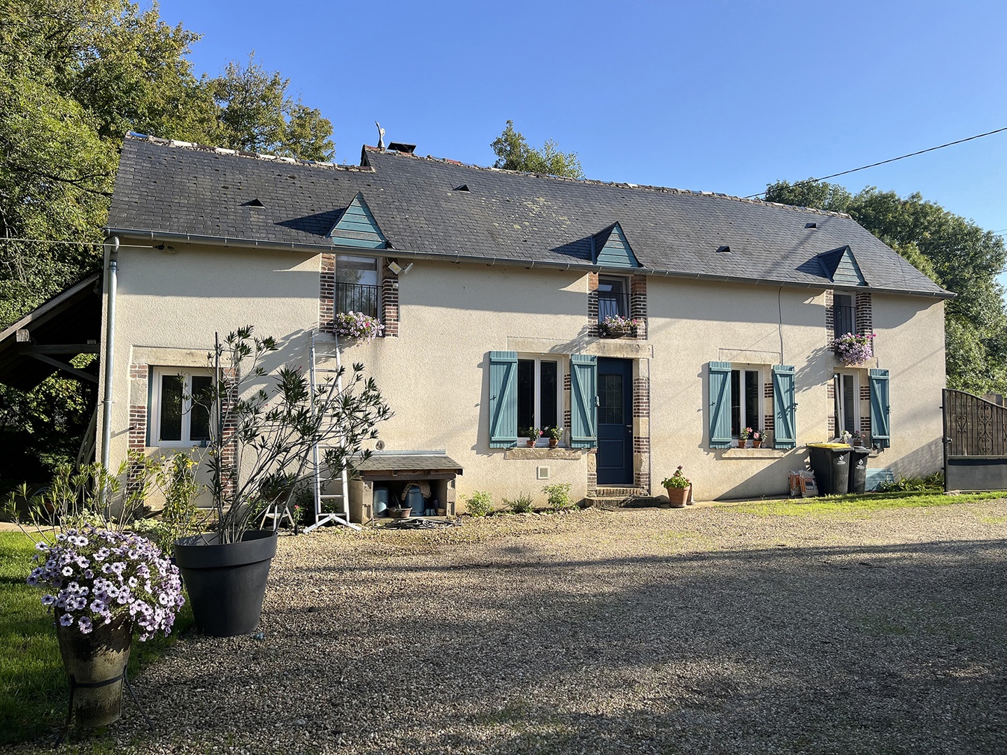 Jolie longère rénovée avec dépendances située dans un environnement bucolique à 20 minutes au Nord de BOURGES