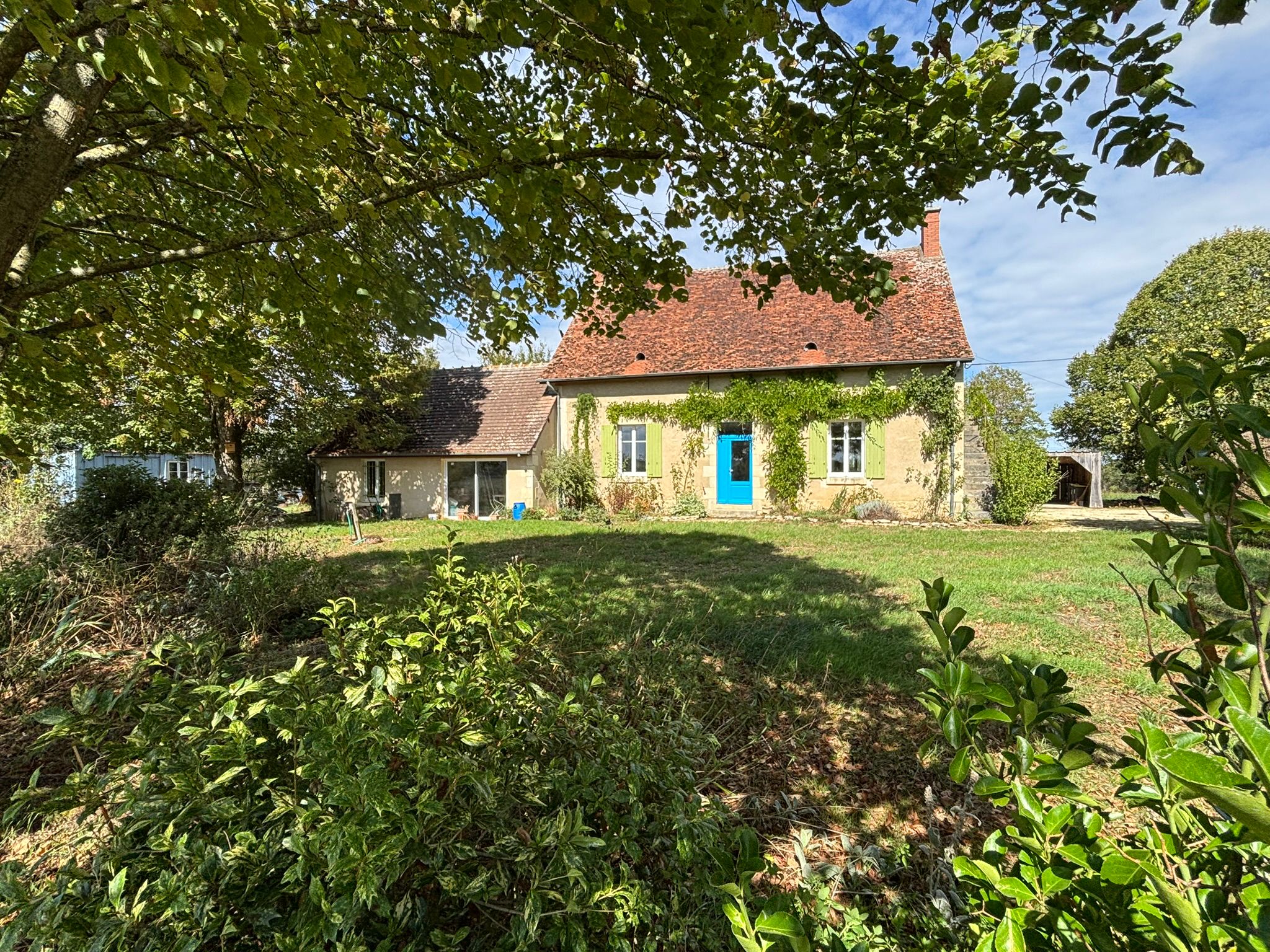 Maison de campagne offrant 85m² avec beau jardin et dépendances