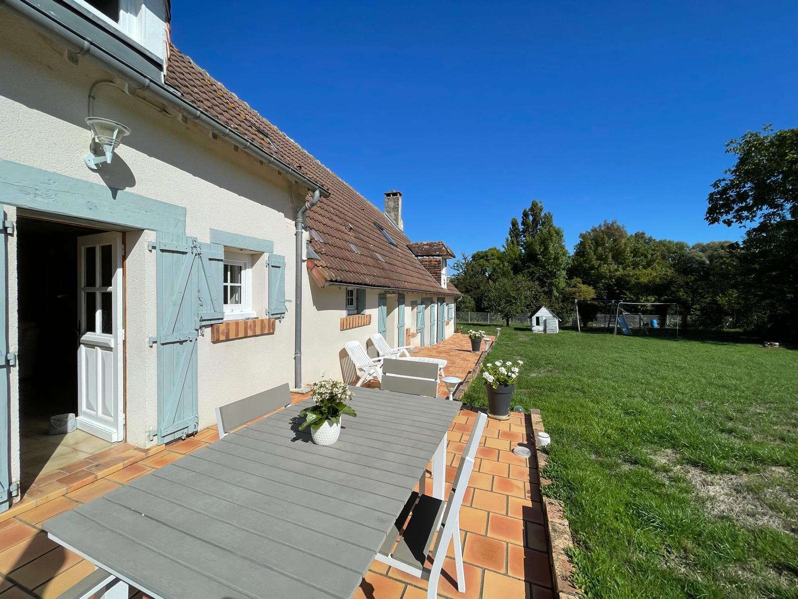 Jolie longère rénovée située dans un petit village à l’entrée de Bourges