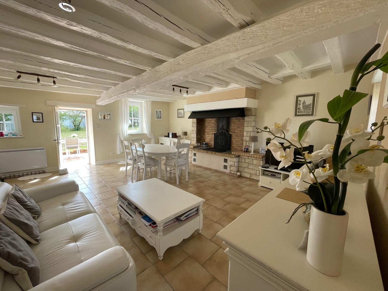 Jolie longère rénovée située dans un petit village à l’entrée de Bourges