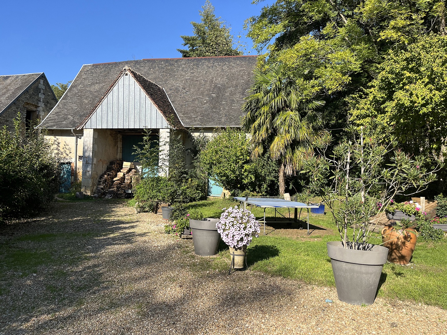 Jolie longère rénovée avec dépendances située dans un environnement bucolique à 20 minutes au Nord de BOURGES