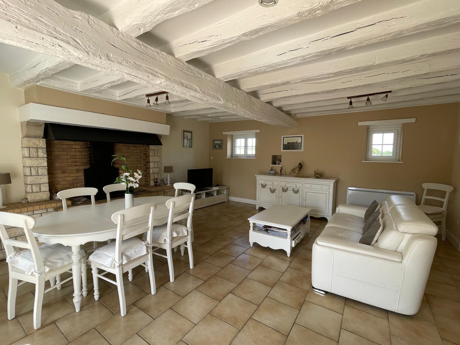 Jolie longère rénovée située dans un petit village à l’entrée de Bourges