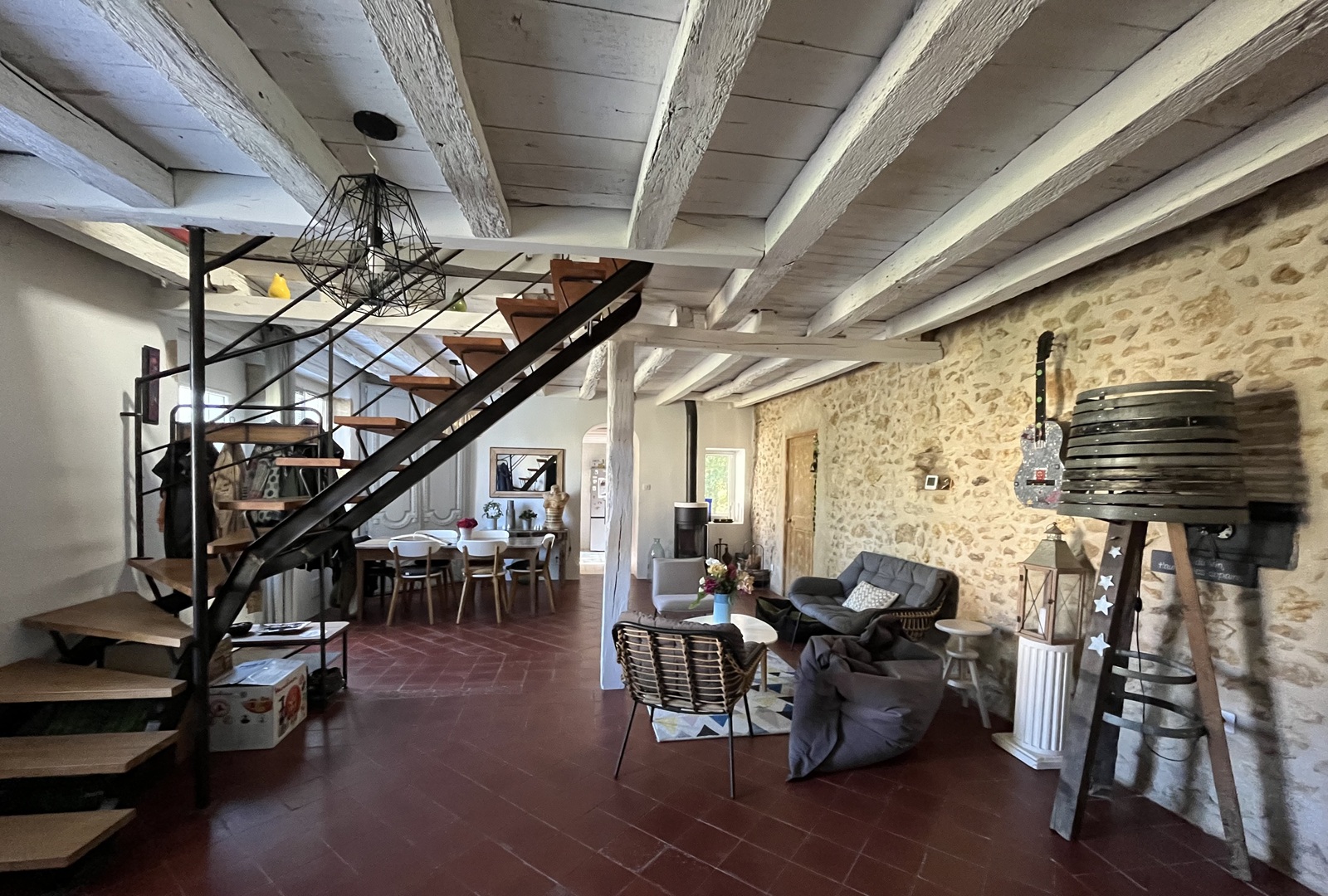 Jolie longère rénovée avec dépendances située dans un environnement bucolique à 20 minutes au Nord de BOURGES