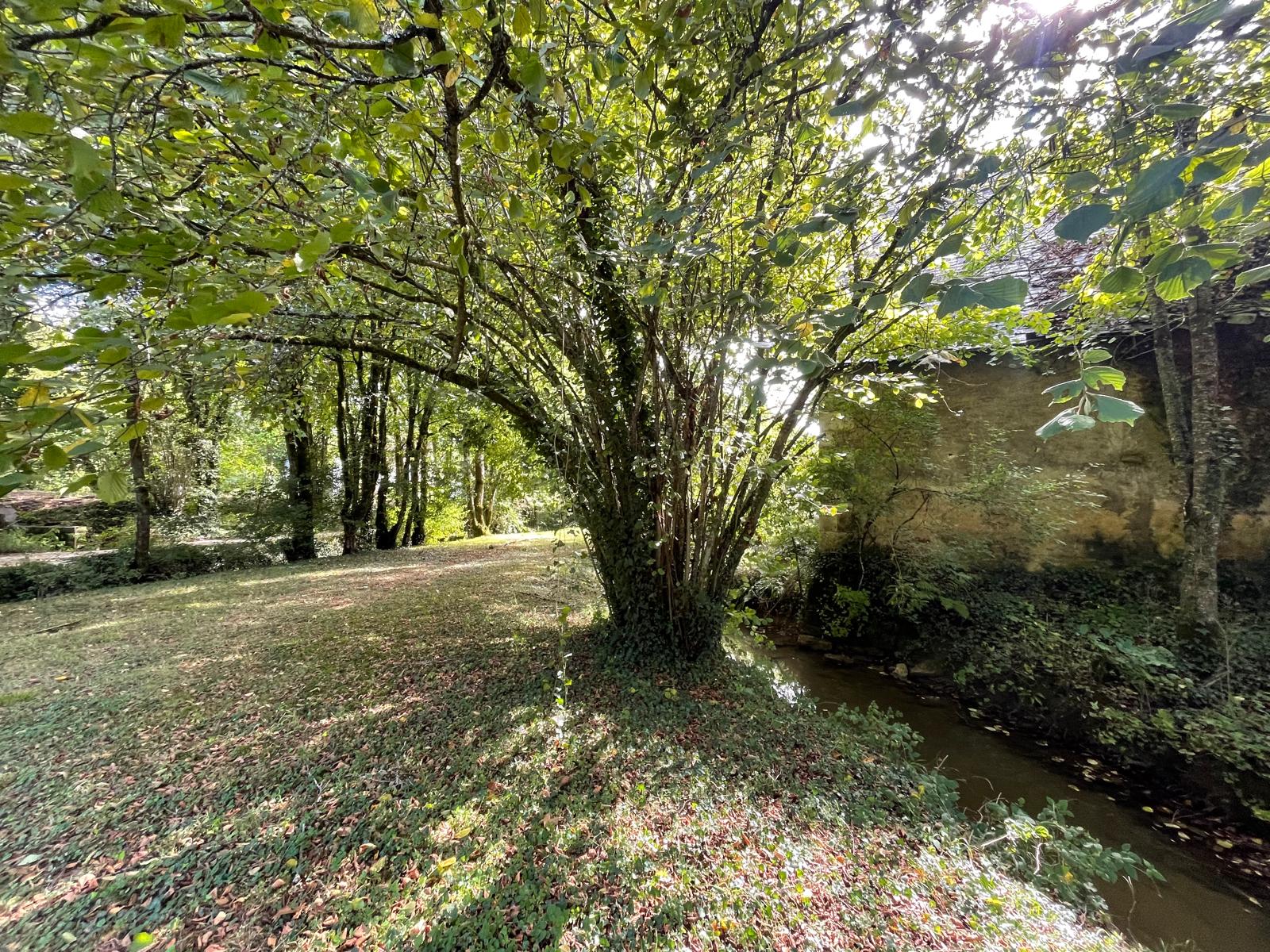 Jolie longère rénovée avec dépendances située dans un environnement bucolique à 20 minutes au Nord de BOURGES