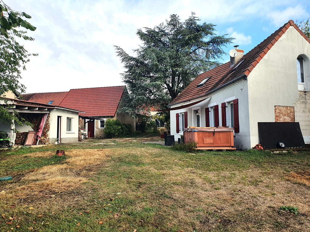 Maison de village avec beau jardin et dépendances