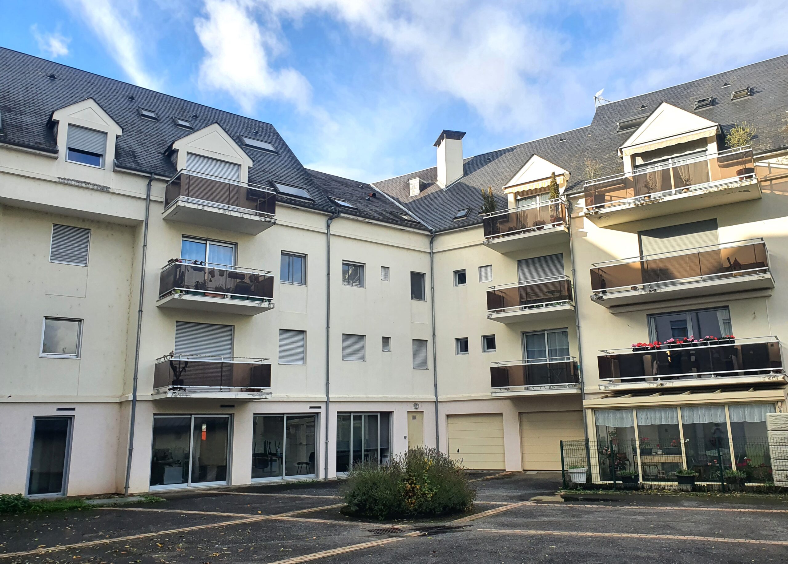 Appartement atypique offrant 102.48m² Carrez avec véranda et jardinet, garage privatif