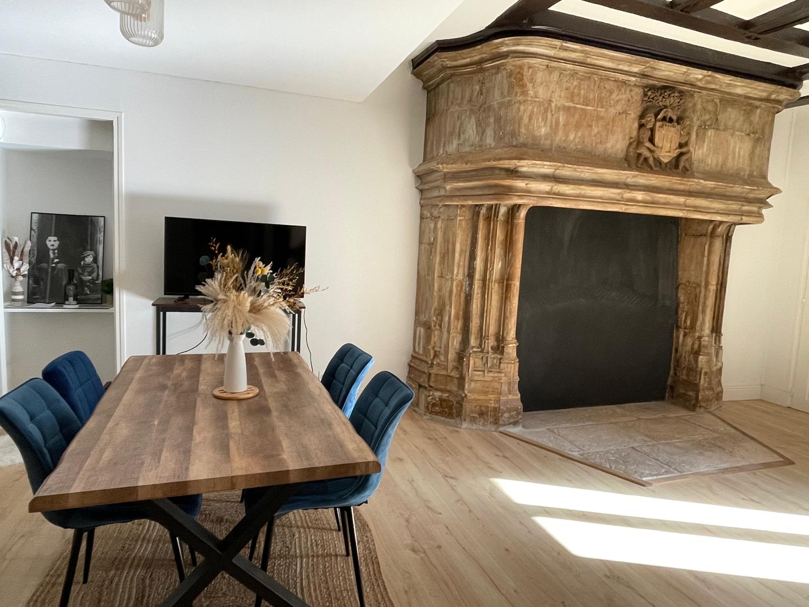 Bourges Historique – Magnifique appartement rénové offrant de beaux volumes sur 144 m²