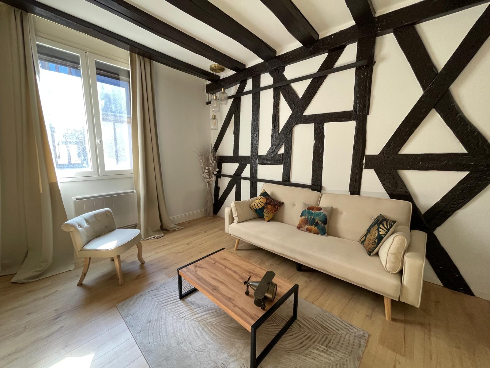 Bourges Historique – Magnifique appartement rénové offrant de beaux volumes sur 144 m²