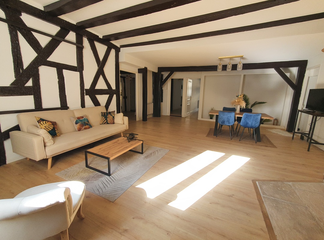 Bourges Historique – Magnifique appartement rénové offrant de beaux volumes sur 144 m²