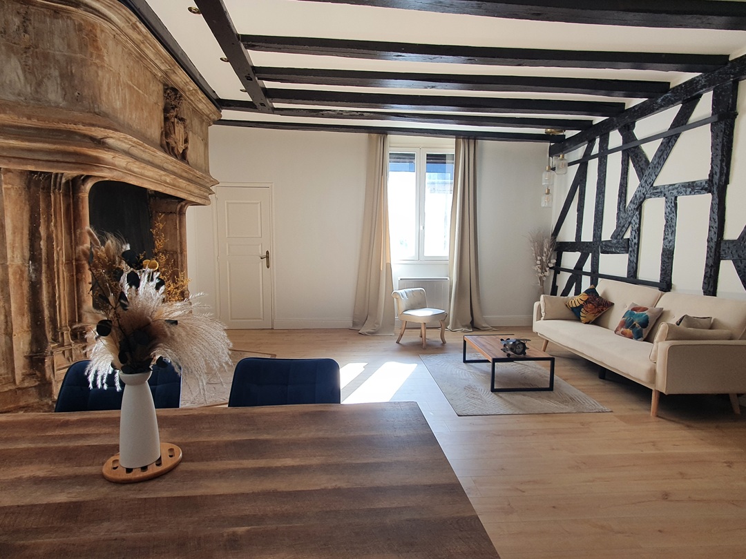 Bourges Historique – Magnifique appartement rénové offrant de beaux volumes sur 144 m²